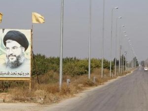 صورة لزعيم حزب الله حسن نصرالله في قرية لبنانية على الحدود مع سوريا
