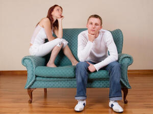 مشاهدة التلفزيون أو ممارسة الألعاب الإلكترونية في البيت ونسيانه لزوجته مشاهدة التلفزيون أو ممارسة الألعاب الإلكترونية في البيت ونسيانه لزوجته