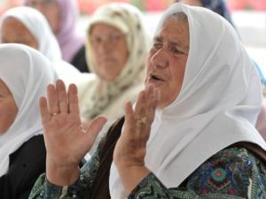 امرأة بوسنية مسلمة نجت من مجزرة سريبرينيتسا عام 1995 في لحظة انفعال لدى مشاهدتها راتكو ملاديتش يمثل امام المحكمة

