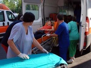 فرق الاسعاف البلغارية تنقل الجرحى الى المستشفى اثر الانفجار في مطار بورغاس 
