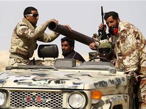 افراد المعارضة المسلحة فوق سيارة على الطريق شرق البريقة يوم الاحد. تصوير: اندرو وينينج - رويترز
