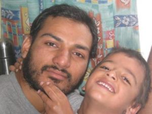 الطبيب البريطاني عباس خان مع ابنه عبدالله