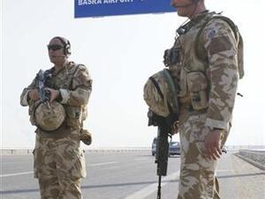 جنديان بريطانيان مناوبان في مدخل مطار البصرة بمدينة البصرة