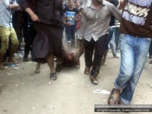 صورة من مقطع فيديو لسحل احد الشيعة الاربعة القتلى في واقع ابو النمرس