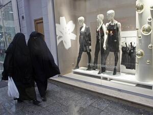 Photo credit: Islamization Watch. Female Muslim tourists who wear the burqa may have to plan shopping trips in more tolerant options as London. 