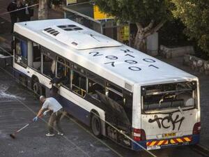 حافلة تضررت جراء انفجار في حي بات يام في تل ابيب يوم الاحد
