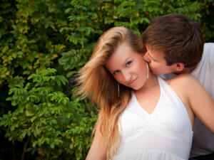 من أهم ّالخطوات وأبسطها في إبقاء اللهيب بين الزوجين هي "القبلة"