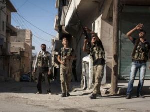 مسلحون تابعون للجيش الحر في حي بستان الباشا في حلب
