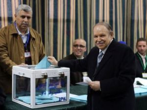 الرئيس الجزائري عبد العزيز بوتفليقة يدلي بصوته 
