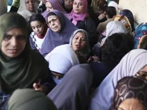 نساء في طابور خارج احدى اللجان الانتخابية في القاهرة 
