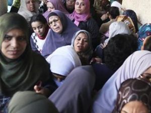 مصريات ينتظرن امام مركز اقتراع للادلاء باصواتهن