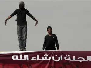 محتجان يشاركان في احتجاجات بالقاهرة
