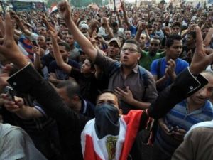 ارشيف/متظاهرون في ميدان التحرير