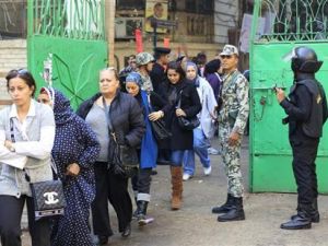 سيدات في طابور في احدى اللجان الانتخابية للادلاء باصواتهن 
