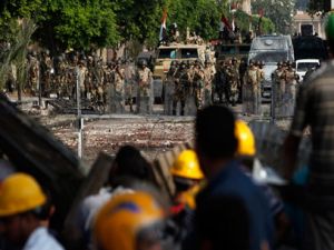 متظاهرون مناصرون للرئس المخلوع محمد مرسي في مواجهة قوات الجيش في القاهرة