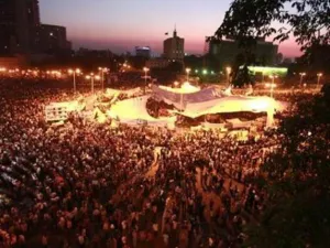 محتجون في ميدان التحرير بوسط القاهرة
