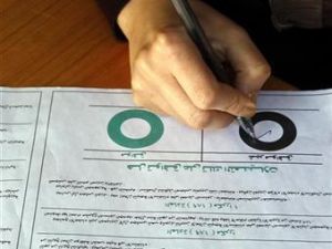 ناخبة تدلي بصوتها في استفتاء بالقاهرة
