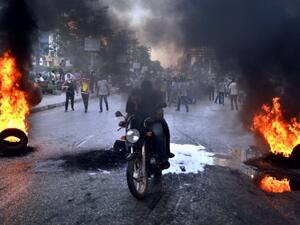 Supporters of the Muslim Brotherhood and Egypt's ousted president Mohamed Morsi clash with security forces, in Cairo, on August 30, 2013. (AFP)