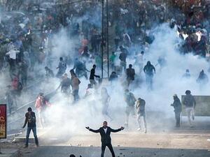 اشتباكات بين الشرطة ومحتجين قرب ميدان التحرير