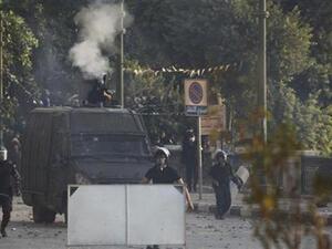 الشرطة تطلق غاز مسيل للدموع لتفريق المحتجين بالقرب من السفارة الامريكية في القاهرة
