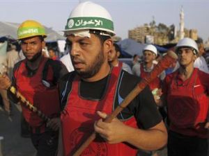 اعضاء في الاخوان المسلمين وانصار الرئيس مرسي ينظمون مسيرة خلال مظاهرة حول مسجد رابعة العدوية بضاحية مدينة نصر بالقاهرة