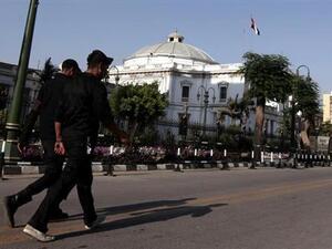 جنديان يمران أمام مقر مجلس النواب في القاهرة