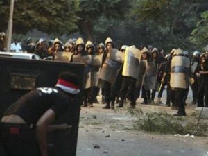 محتج يرشق الشرطة بالحجارة خلال اشتباكات أمام السفارة السورية في القاهرة 
