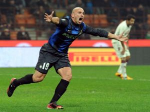 كامبياسو بعد تسجيل هدف إنتر الثاني في تورينو