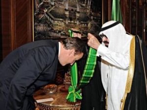 الملك عبد الله بن عبد العزيز يقلد رئيس الوزراء البريطاني ديفيد كاميرون وشاح الملك عبد العزيز
