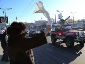 مارة يلوحون للتظاهرة السيارة
