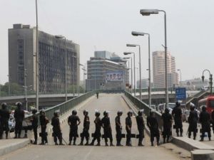 شرطة مكافحة الشغب تقطع احدى الطرقات في القاهرة
