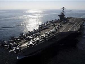 حاملة طائرات أمريكية لدى مرورها بمضيق هرمز بالخليج 

