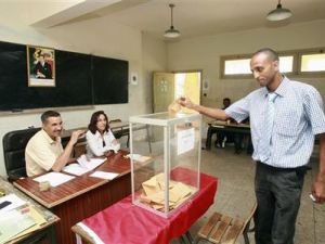 مغربي يدلي بصوته في الاستفتاء بالدار البيضاء 
