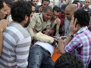 مصاب جراء الاشتباكات أمام الكاتدرائية في القاهرة
