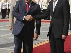 الرئيس السوري بشار الاسد (الى اليمين) يصافح نظيره الفنزويلي هوجو تشافيز