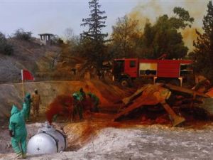 خبراء ومهندسون يتخلصون من مواد كيماوية سامة كانت بحيازة النظام السابق في طرابلس