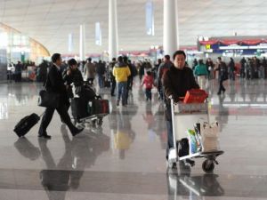 مسافرون في مطار بكين 
