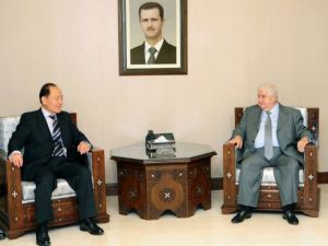 المبعوث الصيني الخاص للشرق الاوسط وو سيكة خلال لقائه وزير الخارجية السوري وليد المعلم 