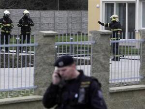 رجال الدفاع المدني يفتشون منطقة عقب انفجار في مقر اقامة السفير الفلسطيني في براغ
