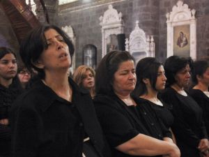 ارشيف/ نساء يصلين داخل كنيسة في دمشق