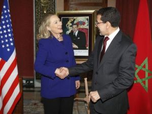 كلينتون تلتقي نظيرها المغربي
