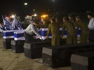 جثث بعض الاسرائيليين الذين سقطوا في هجوم على حافلة في بلغاريا عقب وصولها الى تل ابيب يوم 20 يوليو تموز 2012.
