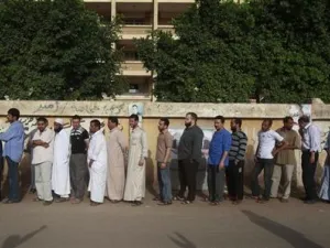 ناخبون مصريون يصطفون أمام مركز اقتراع بقرية شرقي القاهرة
