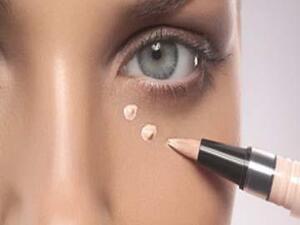 الجئي إلى مرطّب ملون بعد ذلك استعملي قلم للعيون باللون البيج إذ أنه يخفي أي احمرار حول العينين