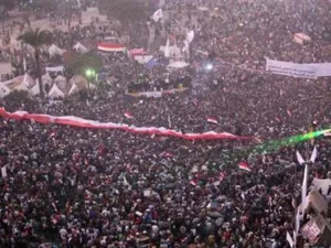 متظاهرون ضد الرئيس المصري محمد مرسي في ميدان التحرير يوم الجمعة
