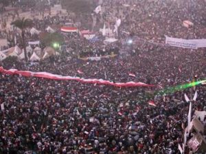 متظاهرون ضد الرئيس المصري محمد مرسي في ميدان التحرير يوم الجمعة
