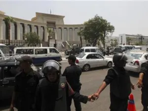 قوات الامن تفرض طوقا أمنيا حول المحكمة الدستورية العليا في القاهرة 
