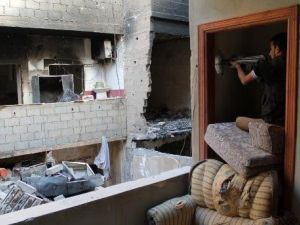 مقاتل سوري في دير الزور
