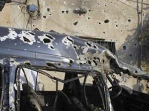 صورة تضوح الاضرار التي لحقت بمنزل وسيارة عقب الانفجار في حي المزة86 بدمشق
