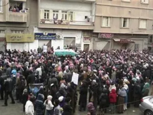 محتجون مناهضون لللحكومة خلال جنازة بمنطقة قرب دمشق يوم الجمعة
